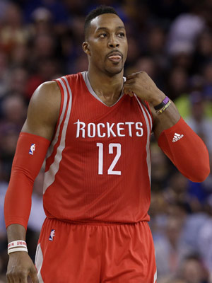 人行道上骑车容易打滑，老哥这么戴头盔，就是在糊弄自己啊（人行道骑车易打滑，这样戴头盔等于自欺欺人）