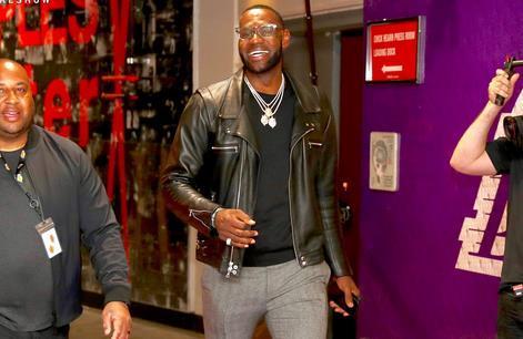 拦都拦不住！对手疑肘击队友，梅西出头“教育”阿根廷老乡（看不下去！对手疑肘击队友，梅西挺身而出训斥阿根廷同胞）