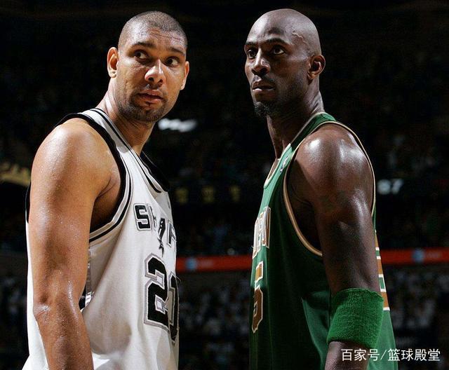 U22国足力克韩国U22，球迷在球员谢场时高喊“雄起”（U22国足力挫韩国U22，谢场之际看台齐喊“雄起”）