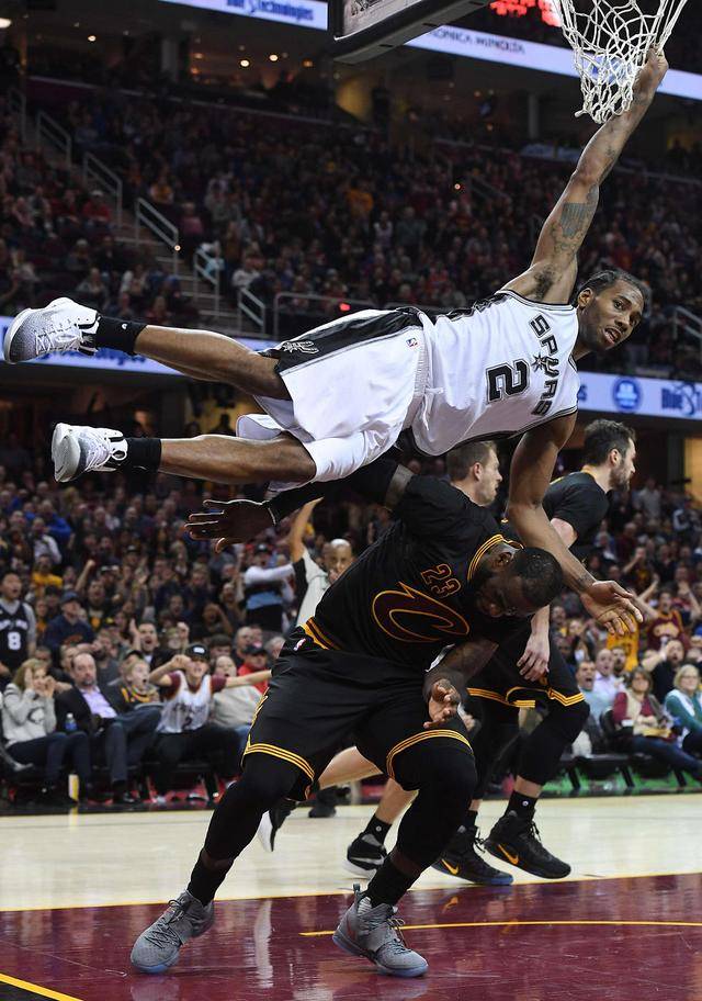 科克获赠马竞700场里程碑纪念球衣，并与全队合影留念（科克获马竞700场里程碑纪念战袍，全队合影致敬）